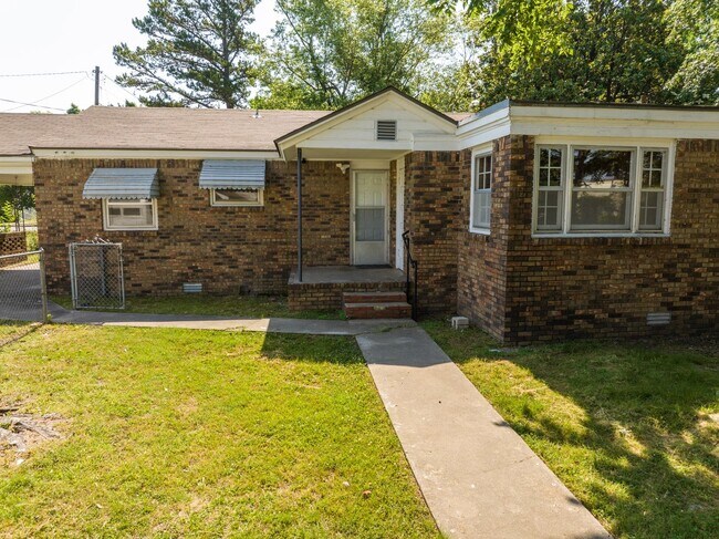 Building Photo - Freshly Updated 3 Bedroom Home