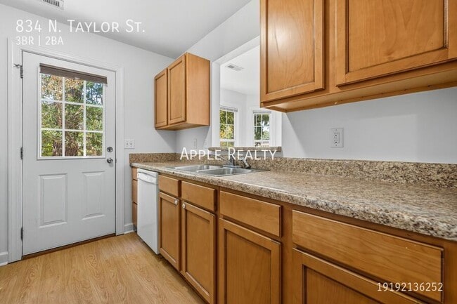 Building Photo - 834 N Taylor St