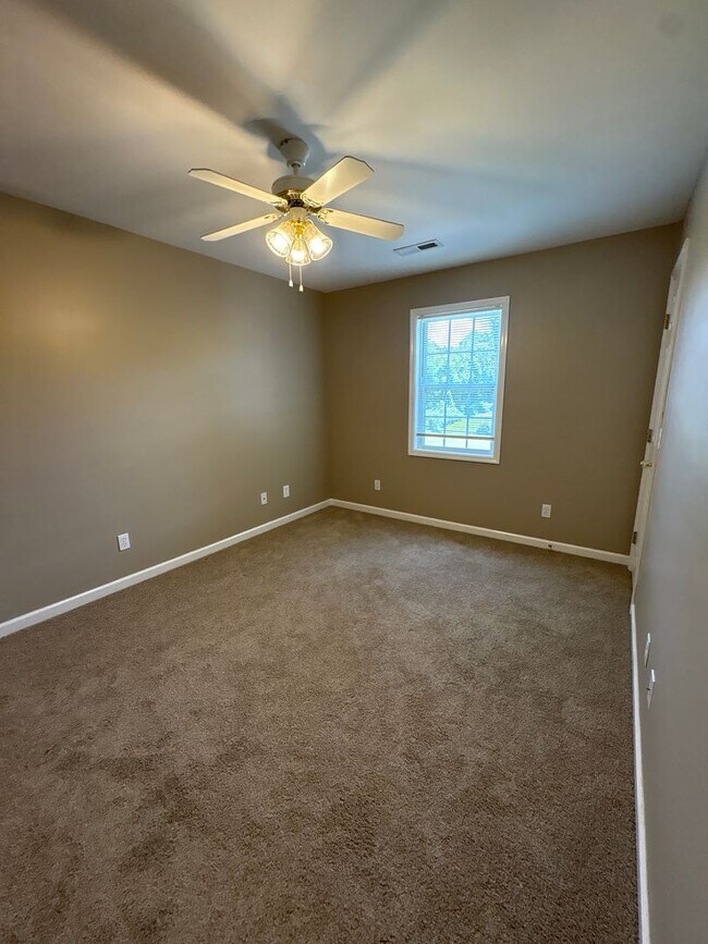 Building Photo - Beautiful 2 Bedroom Home with Spacious Bonus Room!