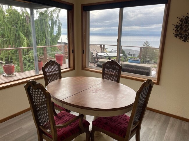 Building Photo - Windmill Heights Home With Community Beach...