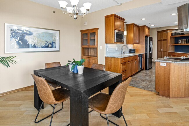 Building Photo - 168 6th St E