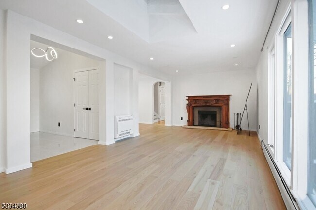 Building Photo - 519 E Shore Trail