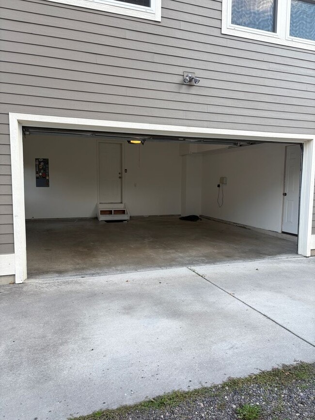 Building Photo - Spacious Lewis & Clark 4-Bedroom Home 2 WE...