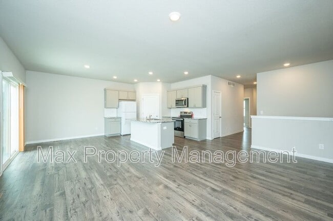 Building Photo - 425 SE Willow Run Ln