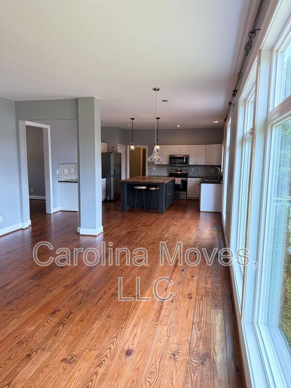 Building Photo - 2208 Howlong Ave