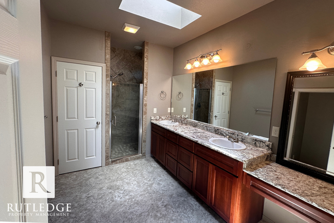 Building Photo - STUNNING 3 Bed/2.5 Bath House in Medford