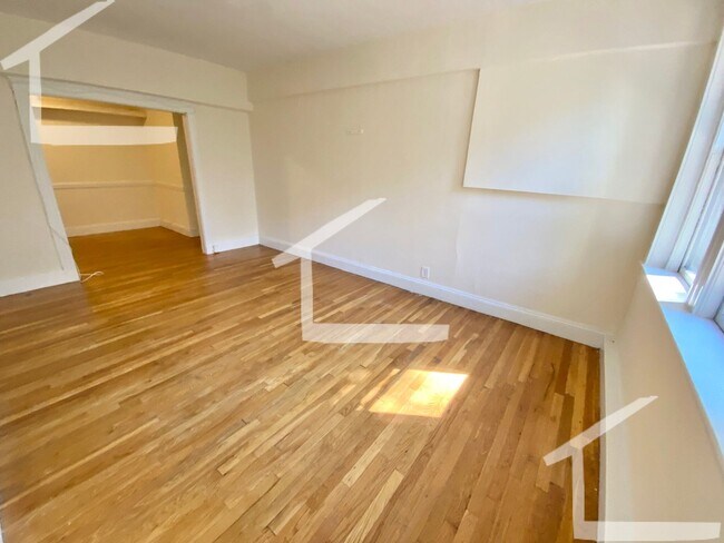 Building Photo - Large 2 Bed Available NOW!!!