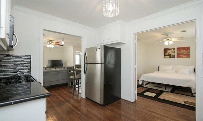 Building Photo - 4331 Marina St