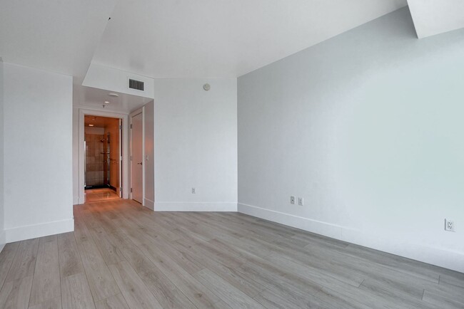 Building Photo - Sky Las Vegas 1010-Stunning, 2Bd Residence...