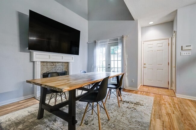 Building Photo - 2601 Augusta Dr