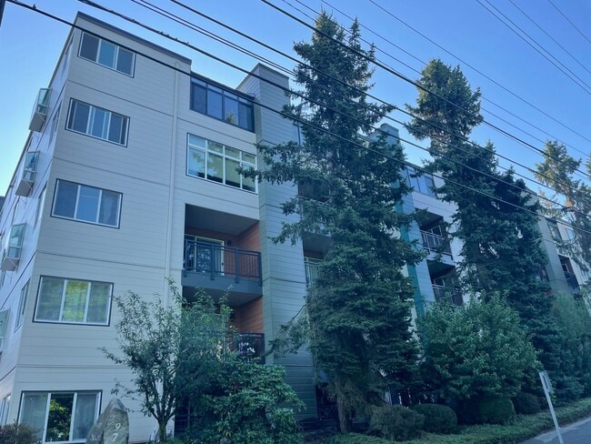 Building Photo - $500 off 1st months rent!!  Bright and Modern Northgate Condo!