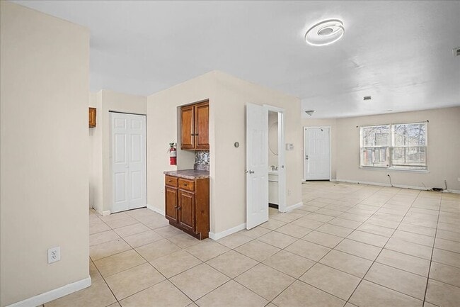 Building Photo - 511 S 6th St