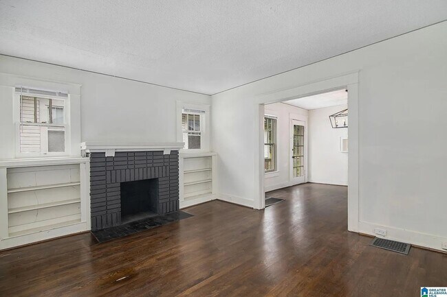 Building Photo - Charming Craftsman Bungalow in South East ...