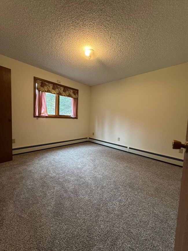 Building Photo - 5 Bedroom, 3 Bathroom, 2 Car Garage in North Pole - FUEL INCLUDED!