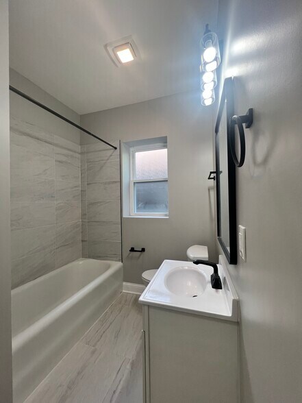 FULL BATH - 3748 W Windsor Ave
