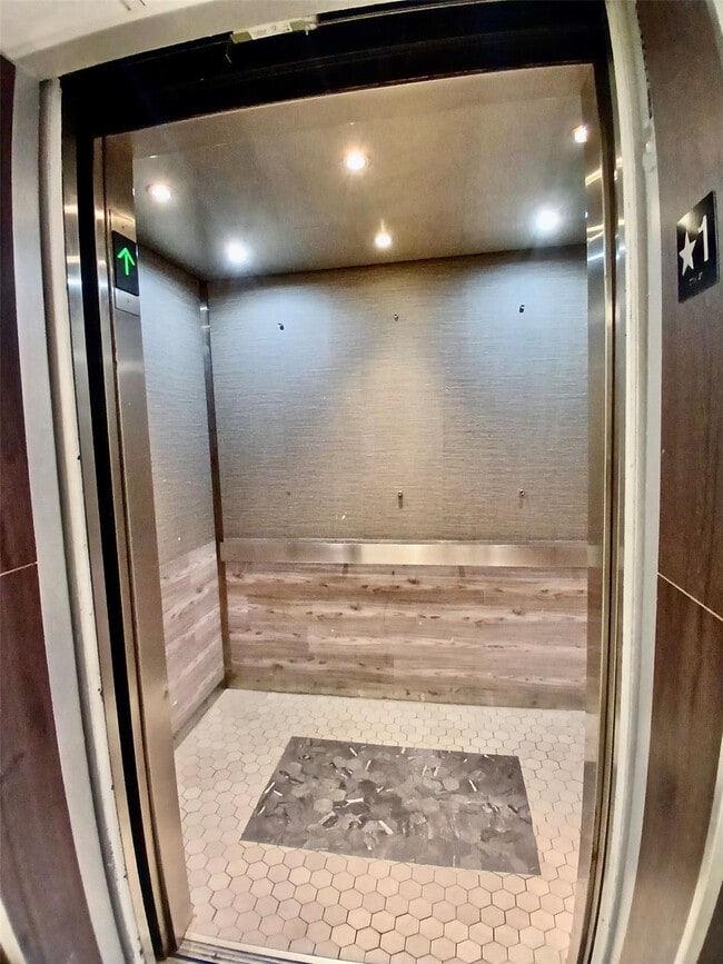 Building Photo - 4164 Inverrary Dr