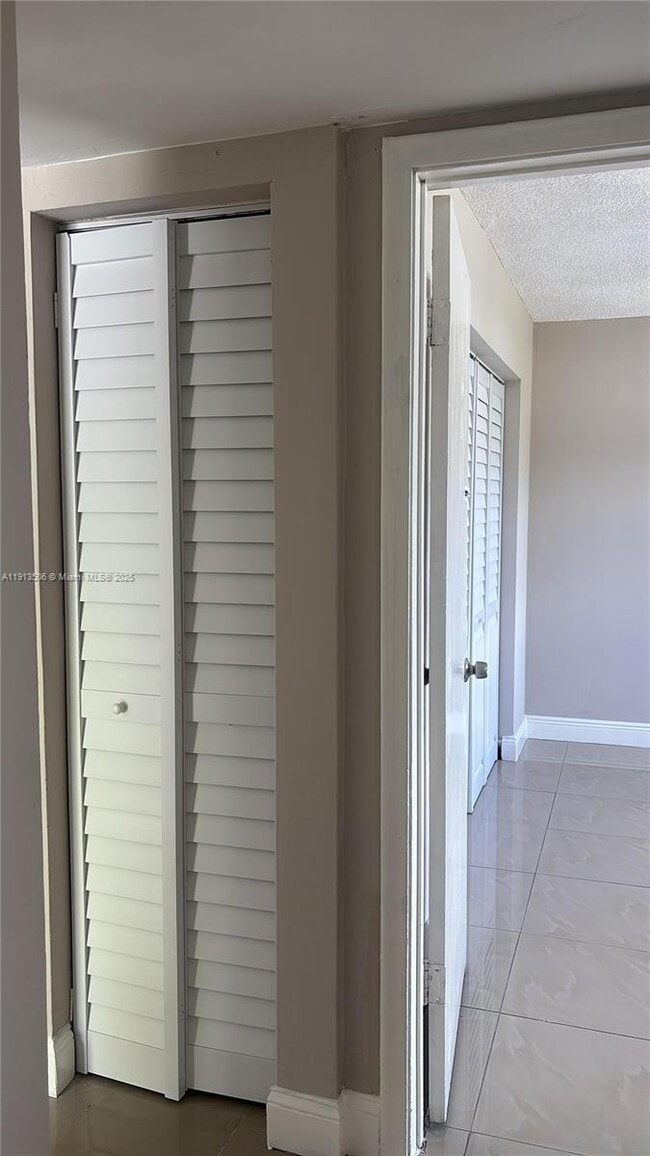 Building Photo - 13725 NE 6th Ave