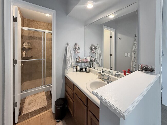 Building Photo - $0 DEPOSIT OPTION. SPACIOUS 4-BEDROOM CENT...
