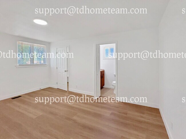 Building Photo - "Charming 3-Bed Home with 2 Baths in the H...