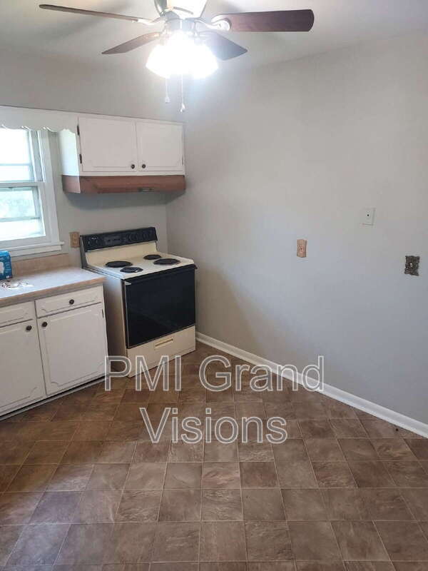 Building Photo - 340 N Monroe St