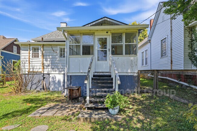 Building Photo - 424 E Burwell Ave