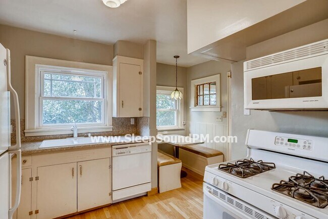 Building Photo - 3705 NE 72nd Ave