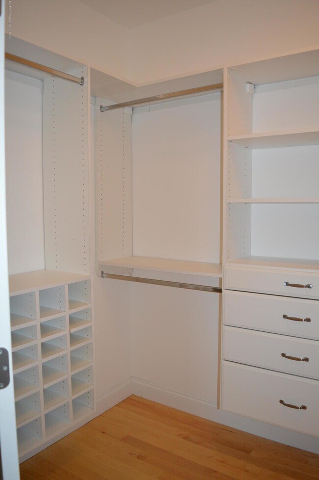 Building Photo - 606 Park Ave