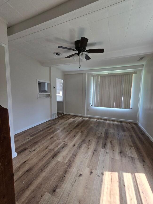 Building Photo - Enderis Park 2 Bedroom 1 Bathroom Single F...