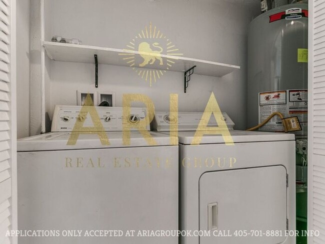 Building Photo - *AVAILABLE NOW!!* 2 Bed/2 Bath Duplex Supe...