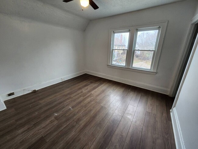 Building Photo - Charming 3-Bedroom Property in Prime Location