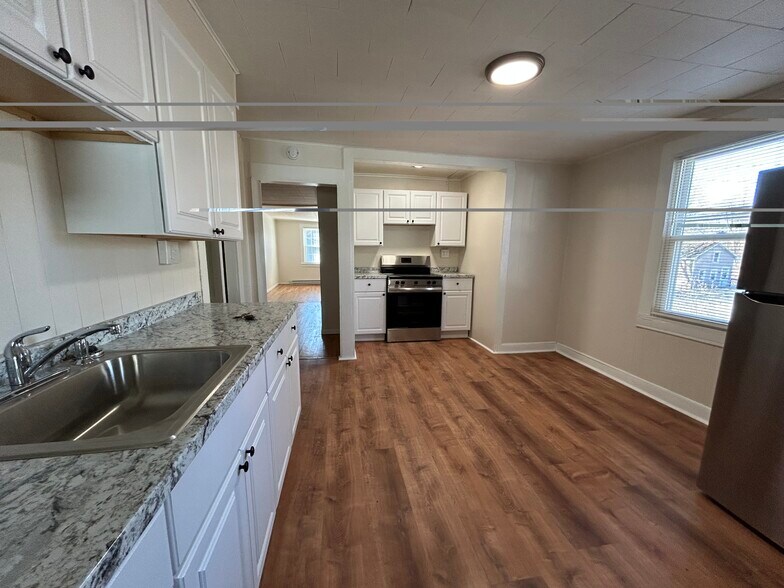 Building Photo - 663 Pawling Ave