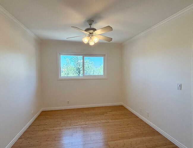 Building Photo - Bright and Spacious Quiet Corner 2 Bed/ 2 Bath with Private Balcony, Views, In Unit Laundry and P...