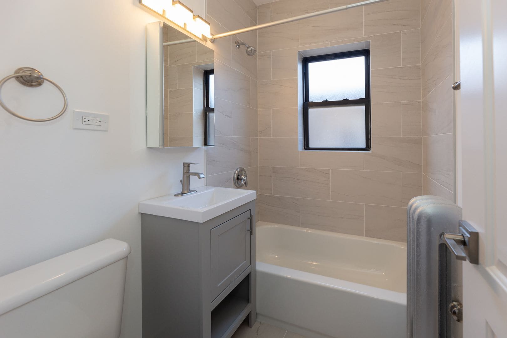 Building Photo - 520 W Cornelia Ave