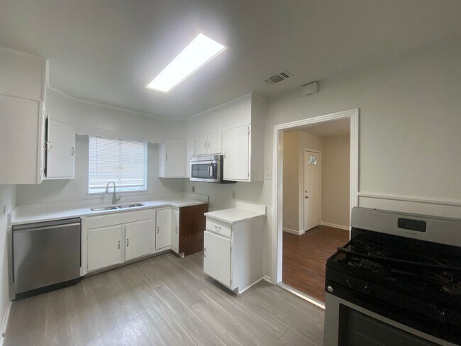 Building Photo - 158 Weizmann St