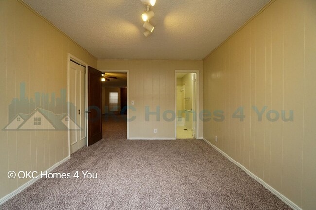 Building Photo - Townhouse with 3 beds and 3 baths!