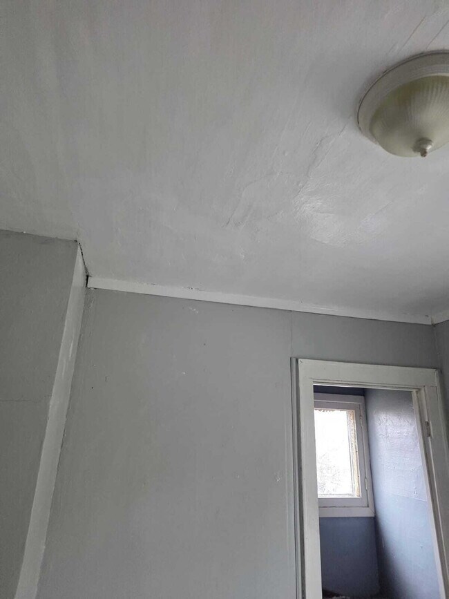 Building Photo - 2-Bedroom Gem on Barrie Avenue – Perfectly Quaint Living in Flint!