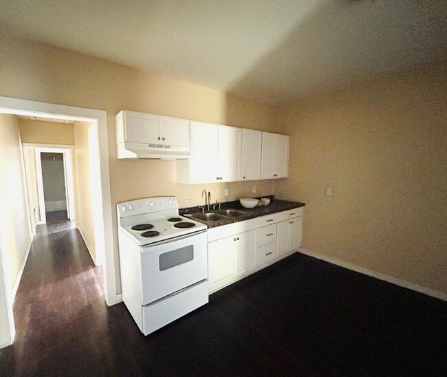 Building Photo - 2208 Cumberland Ave