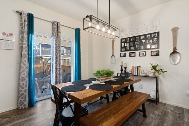 Building Photo - Beautiful 5 Bed Home in Raindance