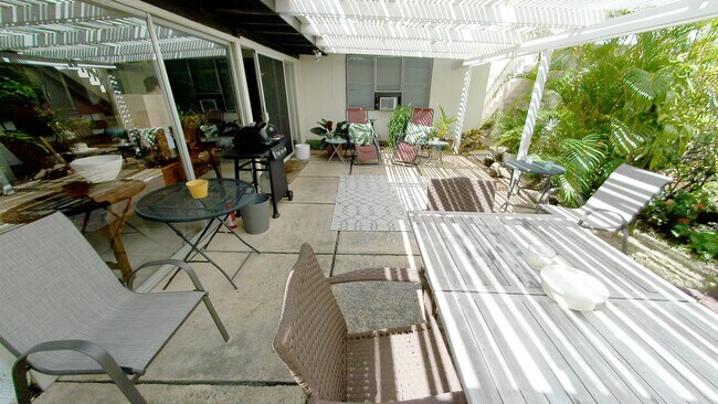 Private lanai with teak table, lounge chairs and bbq - 426 Ilimano St