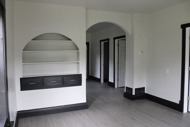 Building Photo - 218 Sabin Ave W