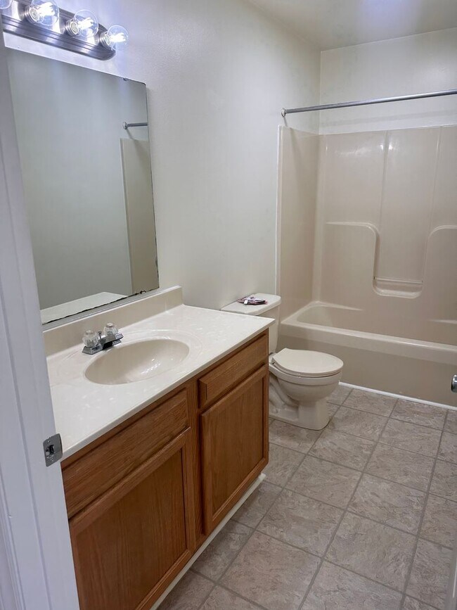 Building Photo - 4 Bedroom 2 Bath Apartment 2nd Floor