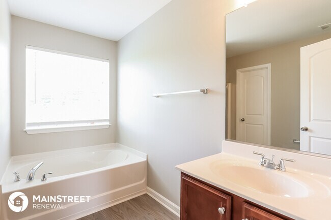 Building Photo - 3084 Bushfield Dr