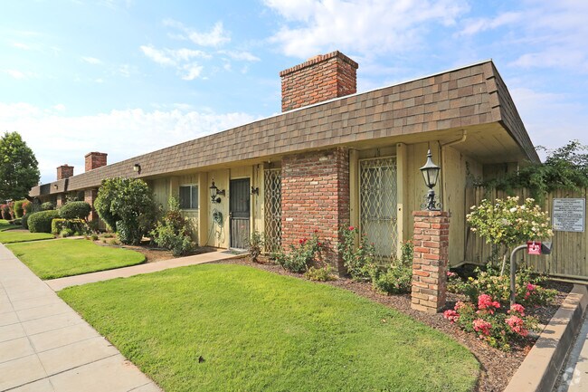 Primary Photo - 6060 N Maroa Ave