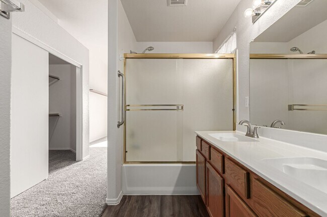 Building Photo - Beautiful Single-Level Home in Prime Locat...