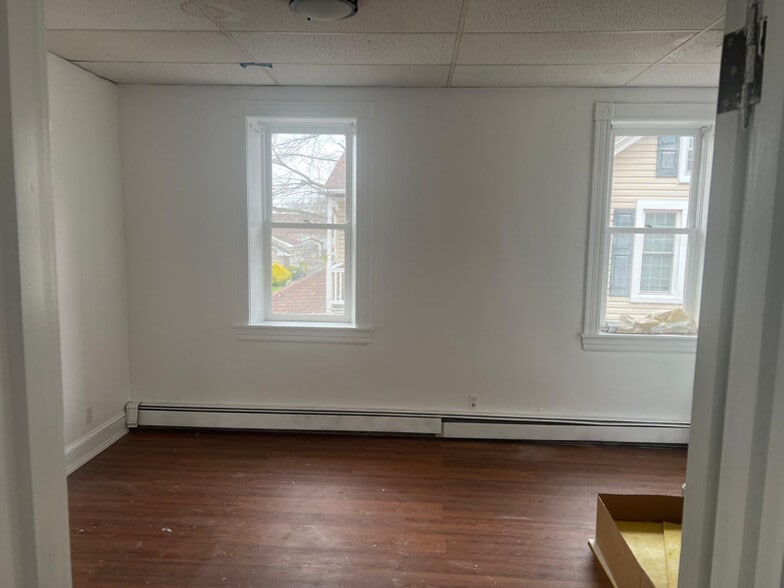 Building Photo - 210 E Main St