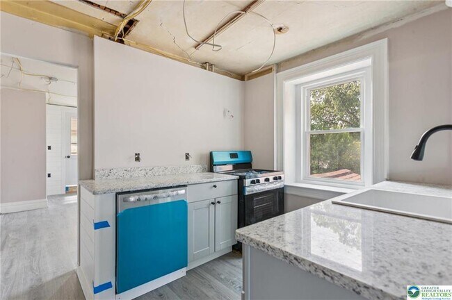 Building Photo - 313 Edgewood Dr