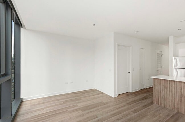 Building Photo - 313 W Kinzie St