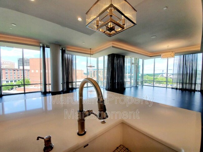 Building Photo - 220 Riverplace
