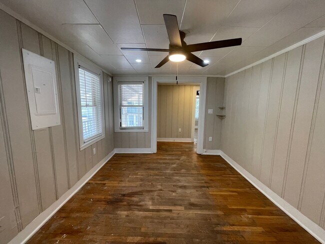 Building Photo - Simply the BEST! Adorable 1 Bedroom/1 Bath...