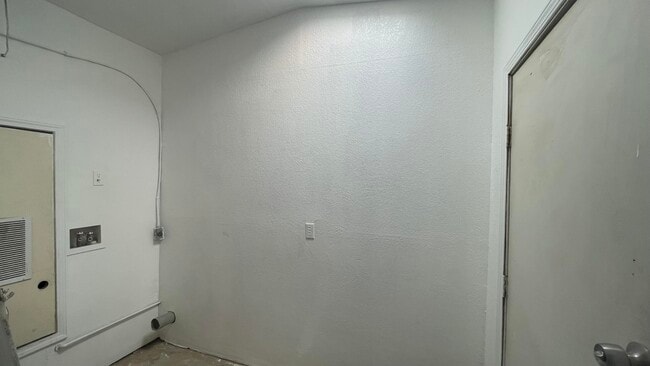 Building Photo - 605 Meadow Rd